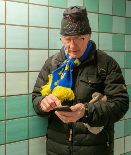 Äldre surfar på smart mobil